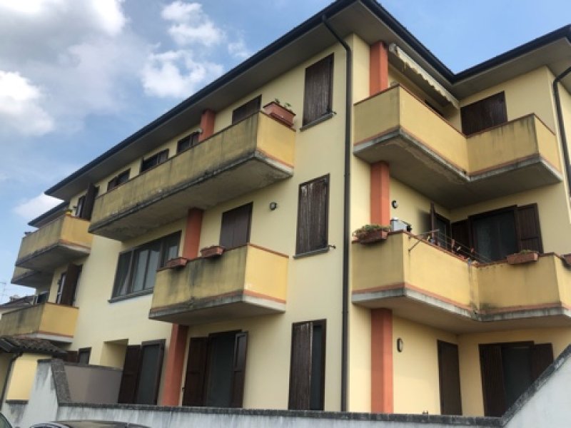 In paese servito: Appartamento con 150 mq di terrazza